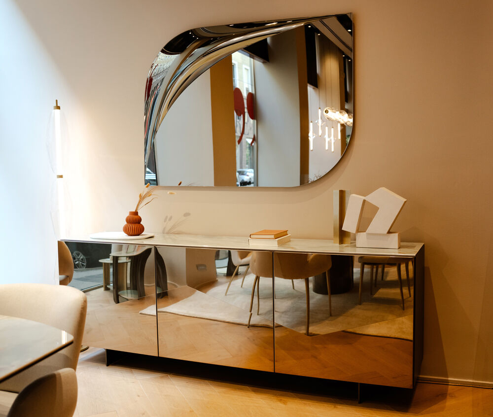 Madie Bontempi con specchio in ambiente moderno